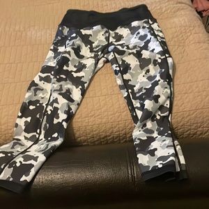 CVG reversible leggings. Size M. Pockets on each leg. capri length